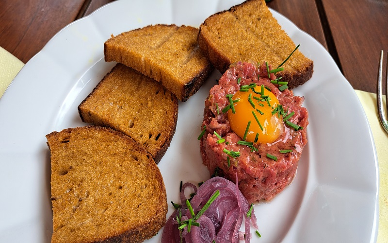 Ein hervorragendes Beef Tartar im Restaurant "ReZtaurace" (c) Sonja Lesjak