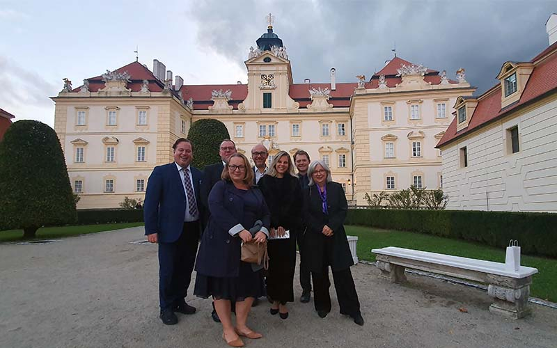 Vor dem Schloss Valtice am Weg zum Eröffnungskonzert 2024