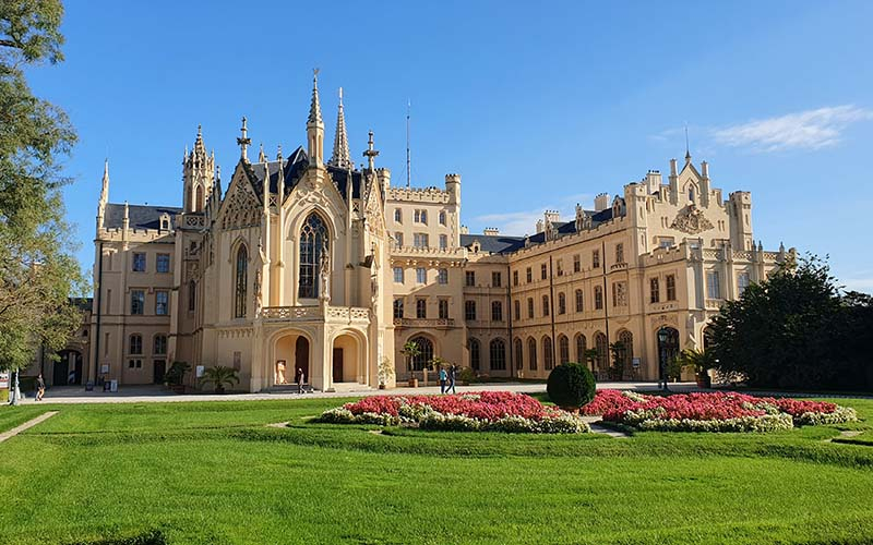 Eine der meistbesuchtesten Sehenswürdigkeiten in Mähren: Schloss Lednice (Eisgrub)