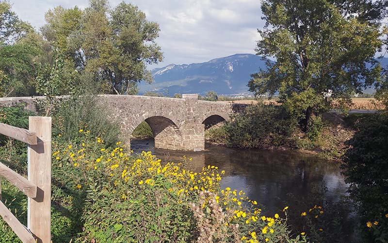 Eine Steinbrücke mitten in den Feldern
