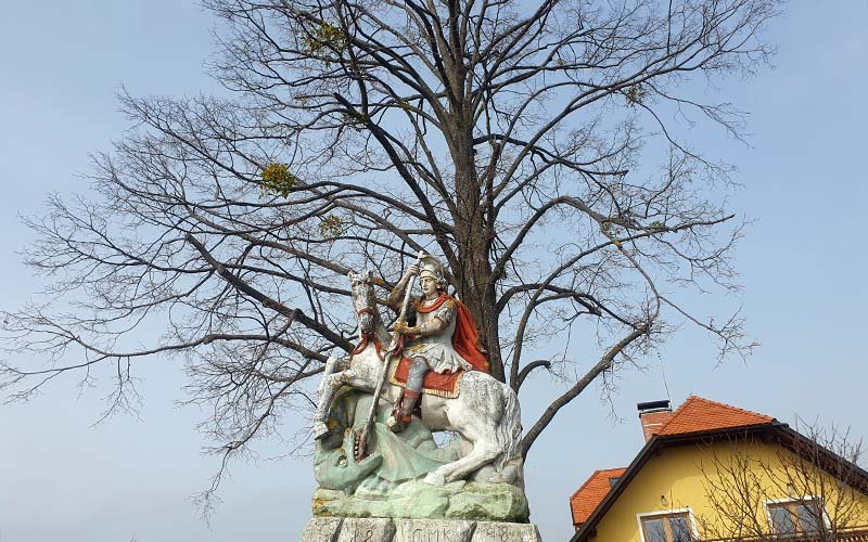 Der Heilige Georg wacht über die beste Aussicht auf die Herzerlstraße