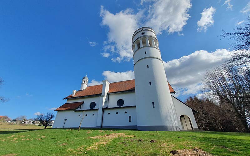 Die Kirche von Bogojina mit ihrem markanten Turm