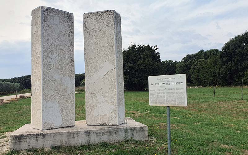 Kunstwerke am Weg zum Campingplatz Mon Perin