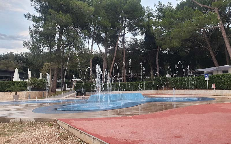 Die Wasserspiele beim Kinderspielplatz beim Restaurant