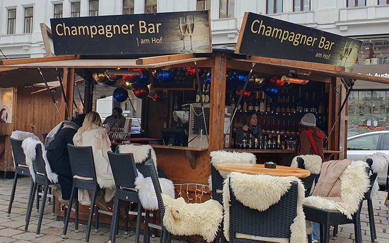 Ob man wirklich eine Champagnerbar am Christkindlmarkt braucht?