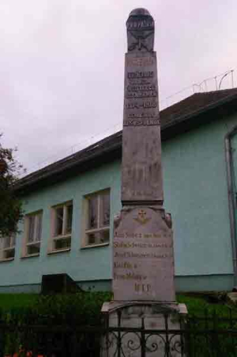 Kriegerdenkmal in Unterzemming mit deutscher Inschrift, nur der Ort wurde ungarisch bezeichnet