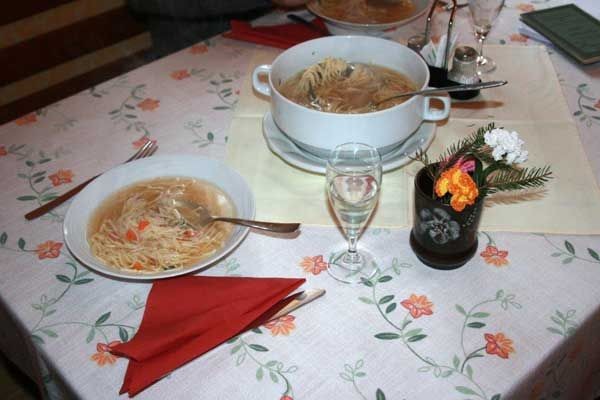 Da kommt die Suppe noch im Topf auf den Tisch (Foto © Norbert Eisner)