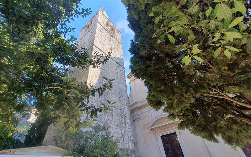 Der Campanile bei der Pfarrkirche von Bale