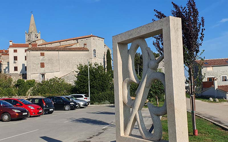 Der Parkplatz in der Nähe der Kirche