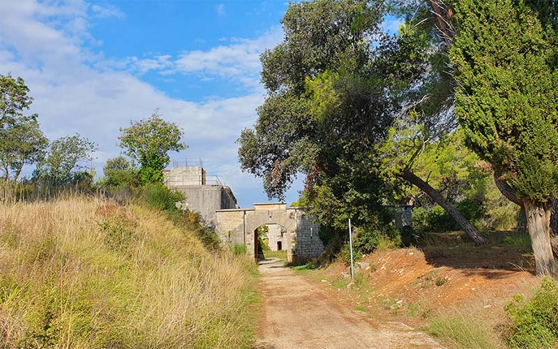 Blick zum Eingang von San Benedetto