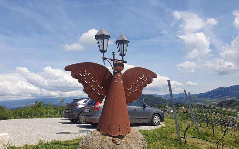 Am Parkplatz beim Aufzug unterhalb der Burg