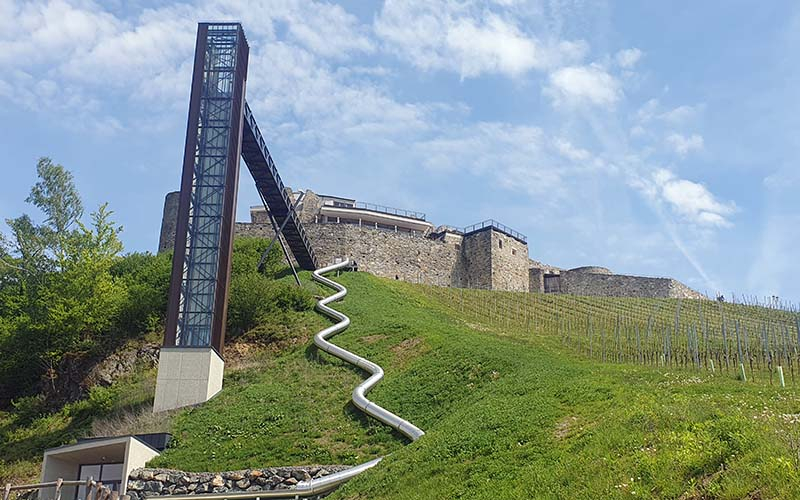 Mit dem Aufzug hinauf und mit der Rutsche hinunter?