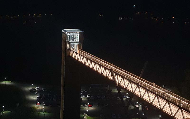 Die beleuchtete Brücke zum Aufzug nach dem Konzert