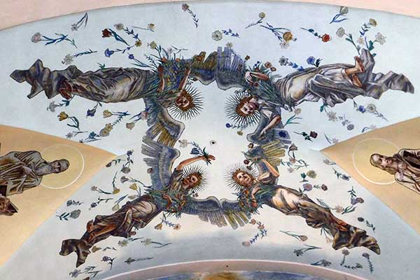 Die Engel in der Jakobskirche an der Decke über der Orgel