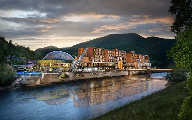 Blick auf den Fluss und das Hotel (Foto © Thermana, Konec)