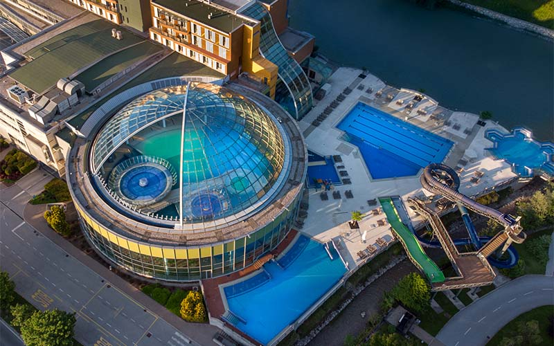 Blick auf die Therme und den geöffneten Dom (Foto © Thermana)