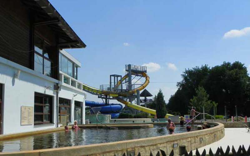 Ein Außenbecken mit schwarzem Wasser in der Therme 3000