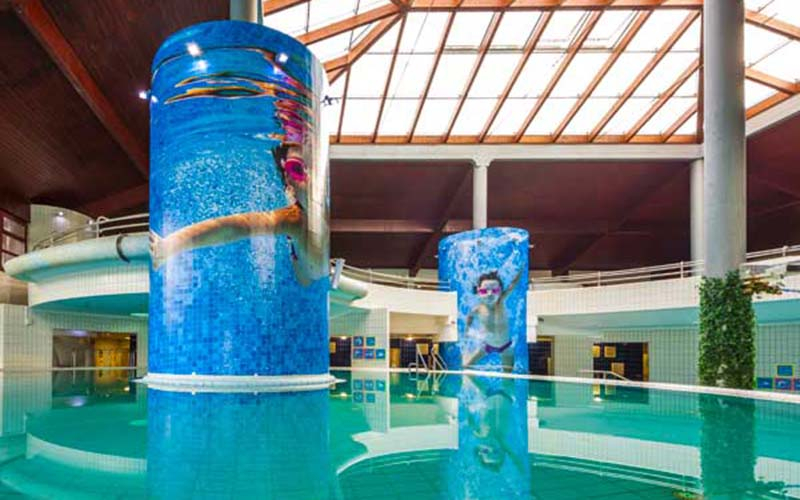 Innenbecken in der Therme 3000 (Foto © Therme 3000)