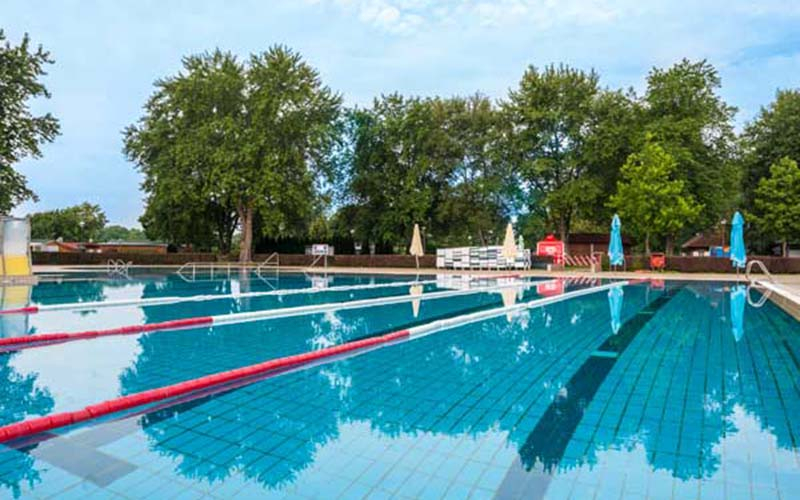 Sportbecken im Freigelände (Foto © Therme 3000)