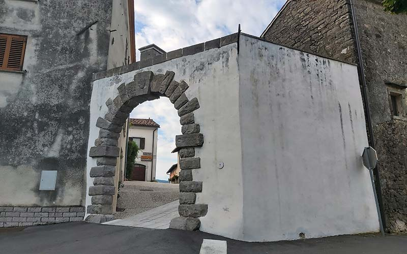 Durch das Tor betritt man die kleine, durch eine Stadtmauer geschützte Stadt