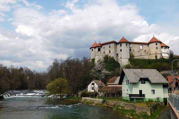 Burg Žužemberk thront am Hügel über der Krka 