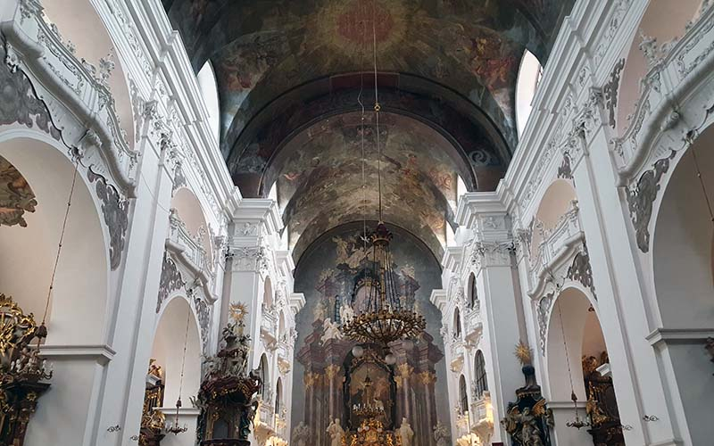 Blick zum Hauptaltar in der Kirche des Heiligen Ignatius von Loyola