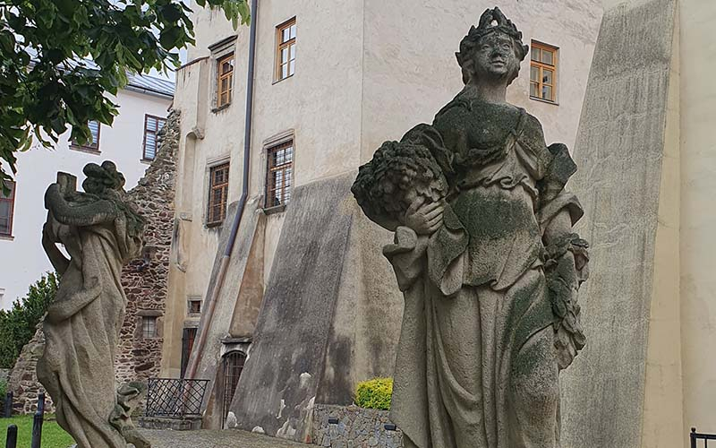 Die Figurengruppe im Hinterhof des Rathauses von Jihlava