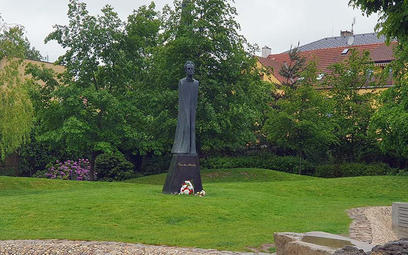 Blick zum Gustav Mahler Denkmal im Gustav Mahler-Park