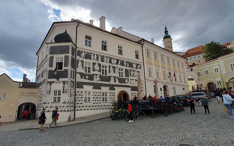 Das Sgraffitihaus am Hauptplatz von Mikulov