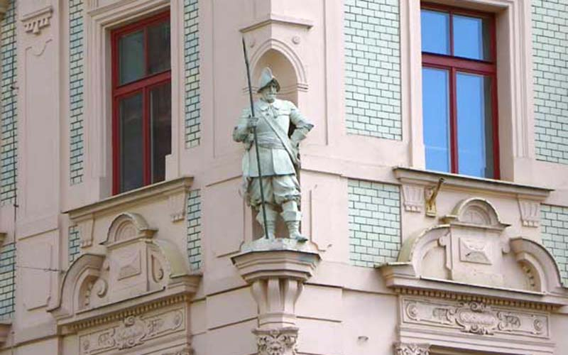 General Wallenstein blickt auf den Hauptplatz