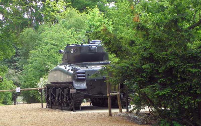 Ungewöhnlich: Ein Panzer im Zoo