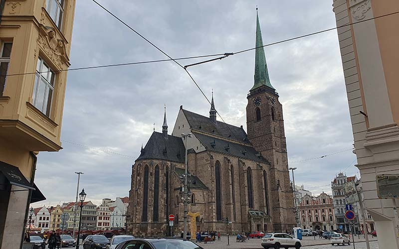 Die Bartholomäuskirche am Hauptplatz von Pilsen