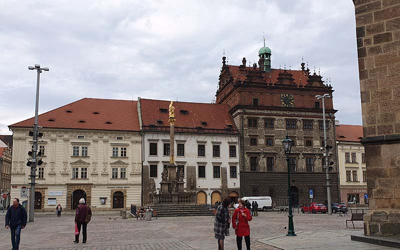 Blick auf den Platz der Republik in Pilsen mit Mariensäule - im Hintergrund das Rathaus