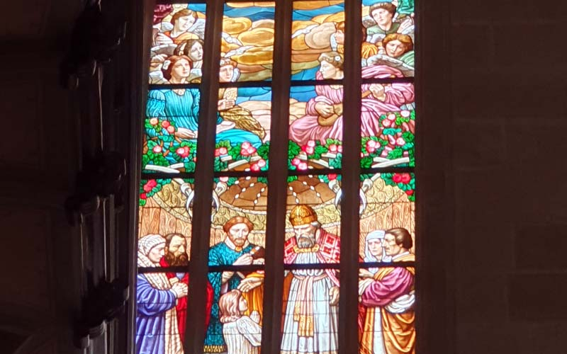 Wunderschöne Glasfenster in der Bartholomäuskirche