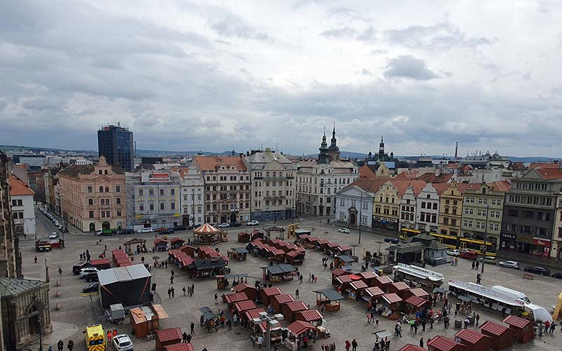 Blick von der Terrasse des Hotels Central auf den Ostermarkt am Platz der Republik