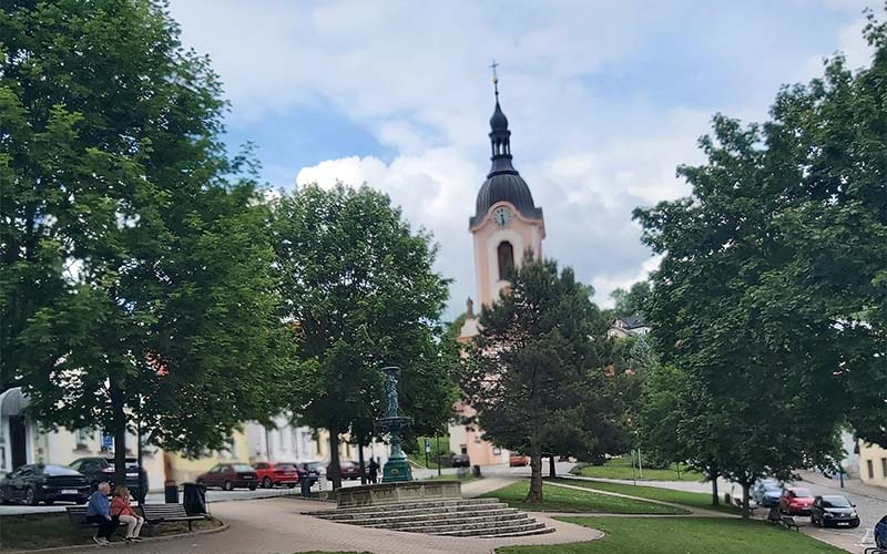 Blick auf die Kirche am Hauptplatz von Štramberk