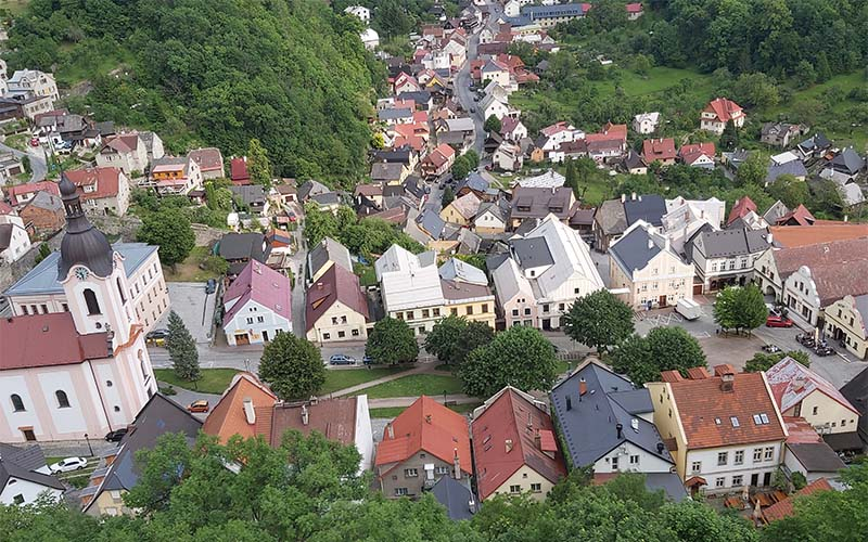 Blick vom Turm auf den Hauptplatz und die Kirche