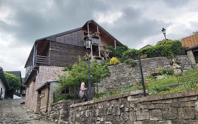 Stiegen führen zwischen den Häusern und ihren Vorgärten zum Turm