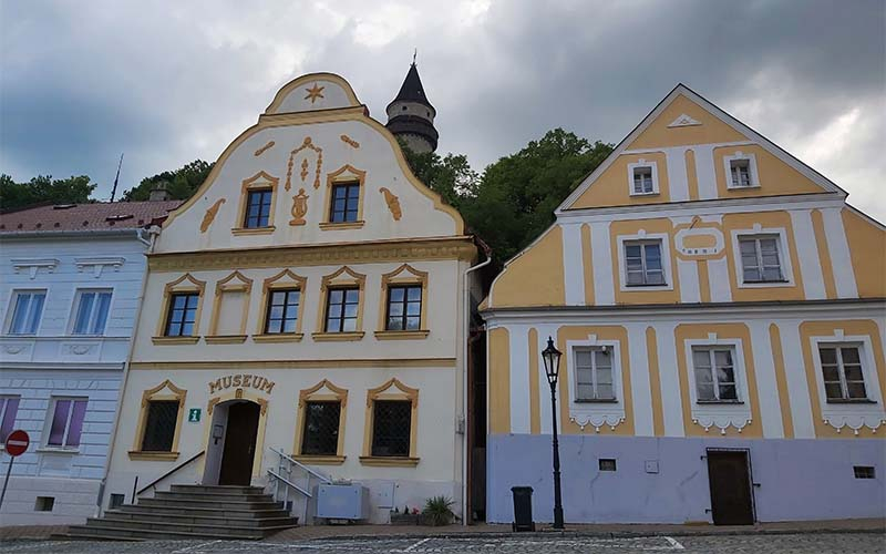 Am Hauptplatz von Štramberk