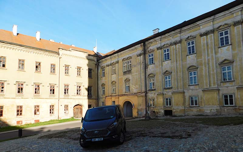 Ein riesiger Komplex - das Kloster Louka