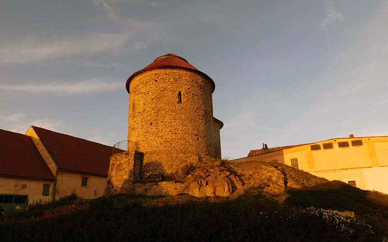 Die Rotunde von Znaim in der Abendsonne