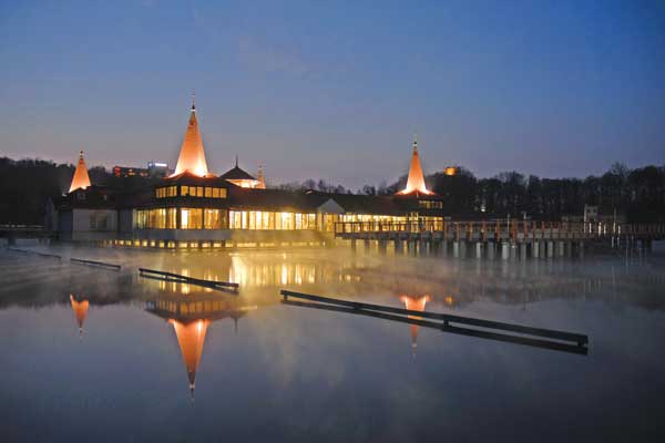 Das Seebad bei Nacht (Foto © Tourismus Hévíz)