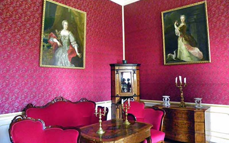 Ausstellung im Schloss Festetics: Roter Salon mit Bild von Maria Theresia 