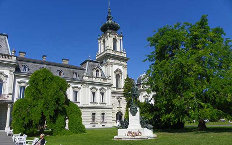 Schloss Festetics mit dem Festetics Denkmal 