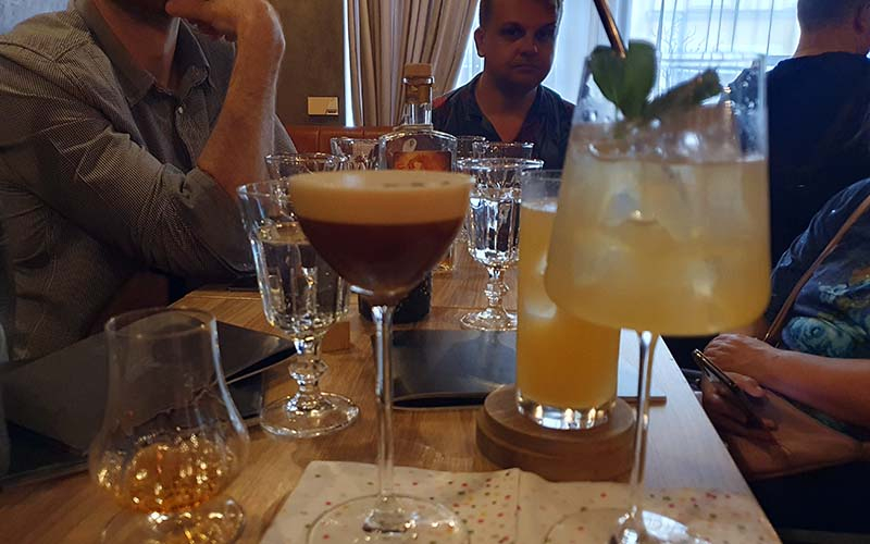 Hier werden verschiedene Cocktails mit Mahlerovka gemixt