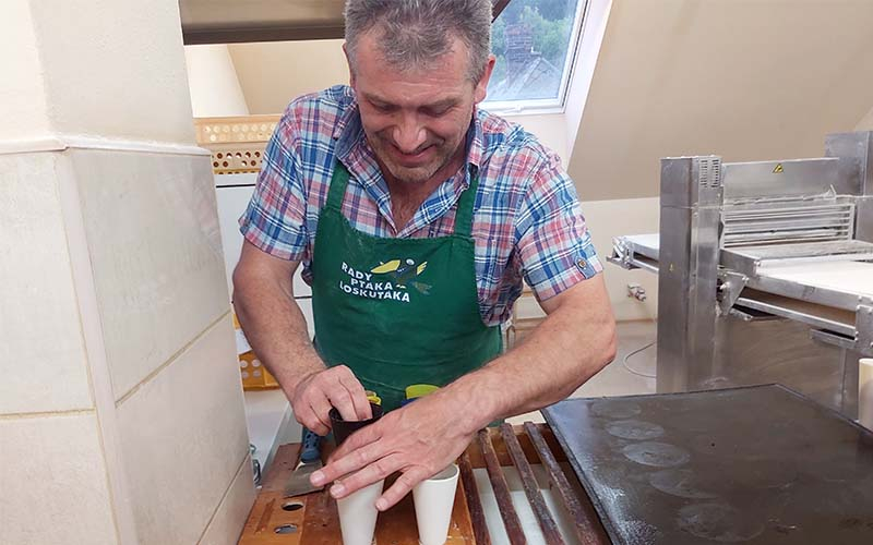 Doch weiter im Workshop: die gebackenen Ohren kommen in diese Stanitzel - solange sie warm sind