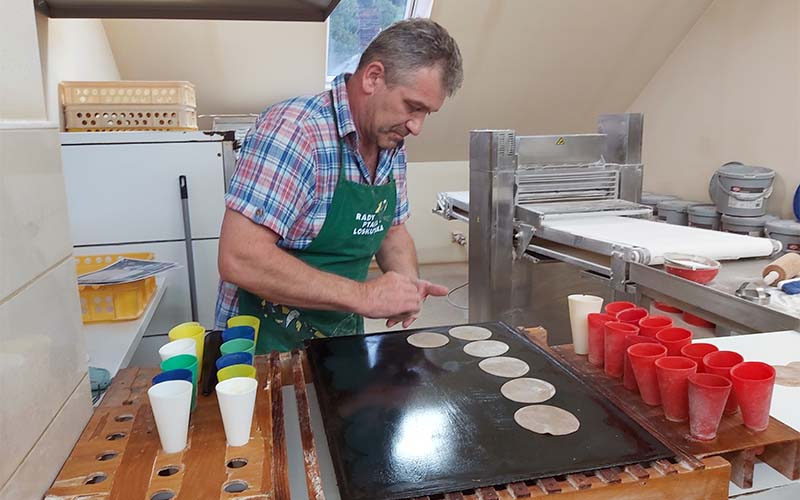 Zuerst wird der Teig geknetet und ausgerollt, dann diese kleinen "Pizzen" ausgestochen