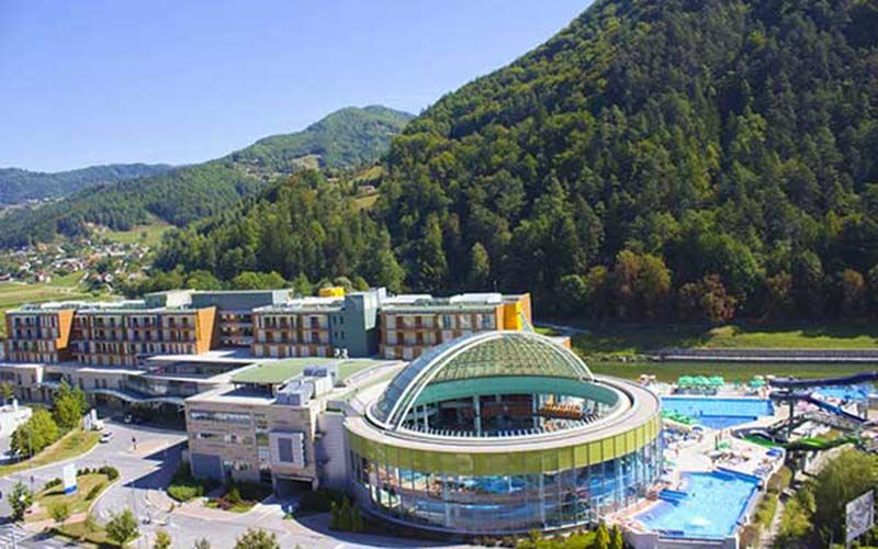 Blick auf die Therme und den Wasserpark