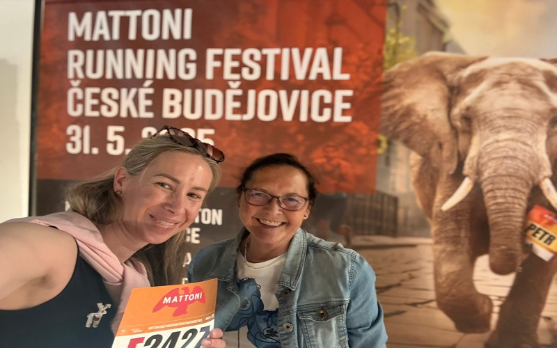 Freude am Laufen: Direktorin Markéta Valenta mit Autorin Sonja Lesjak