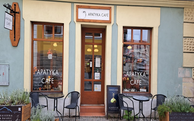 Eine kleine Pause im wunderbaren Kaffeehaus Apatyka am Hauptplatz von Nové Hrady